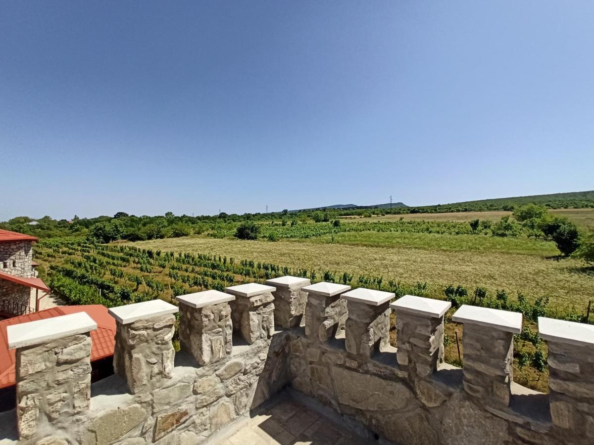 Kisiskhevi Chateau Tetri Bairagebi White Flags מראה חיצוני תמונה