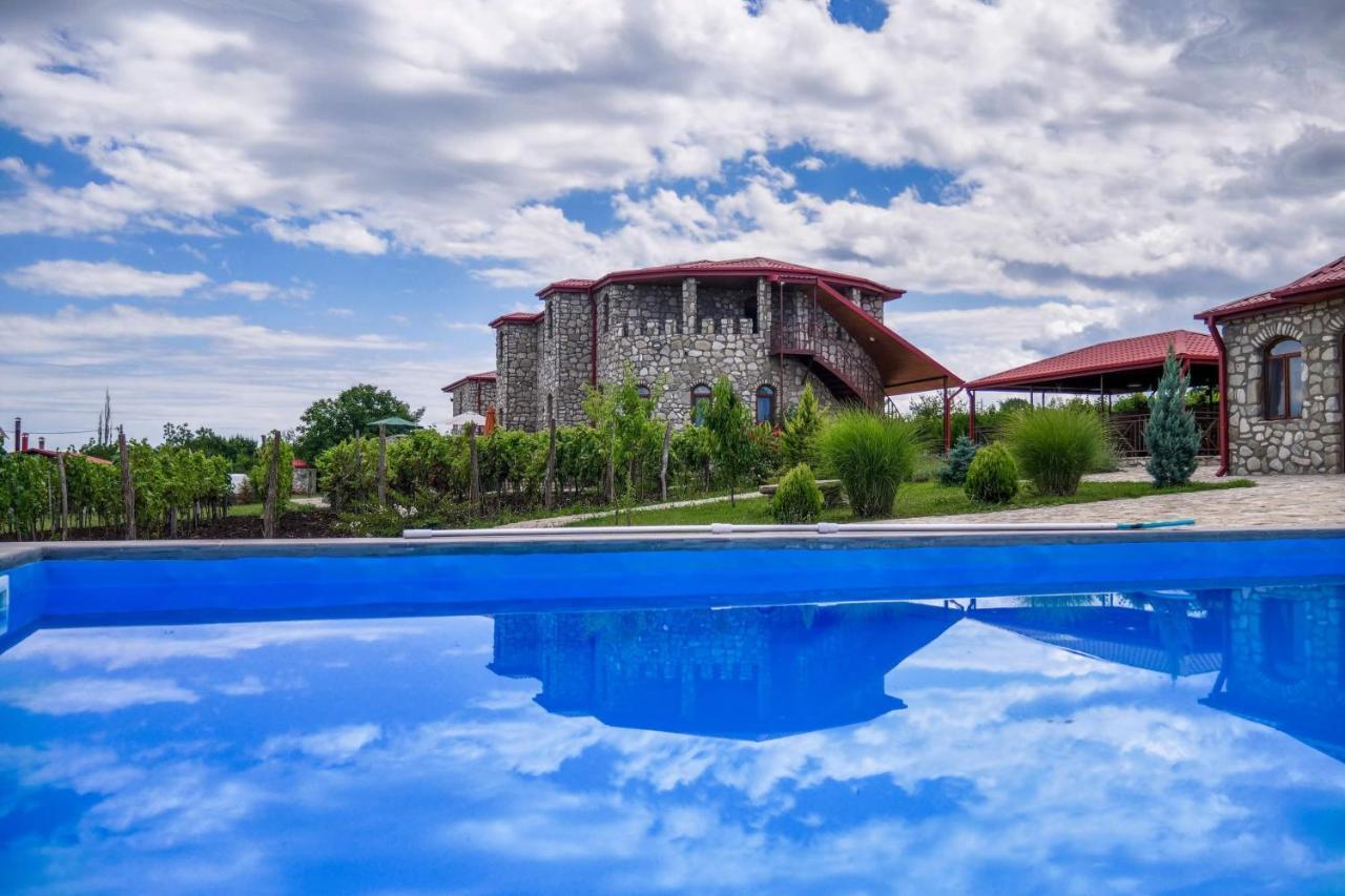 Kisiskhevi Chateau Tetri Bairagebi White Flags מראה חיצוני תמונה